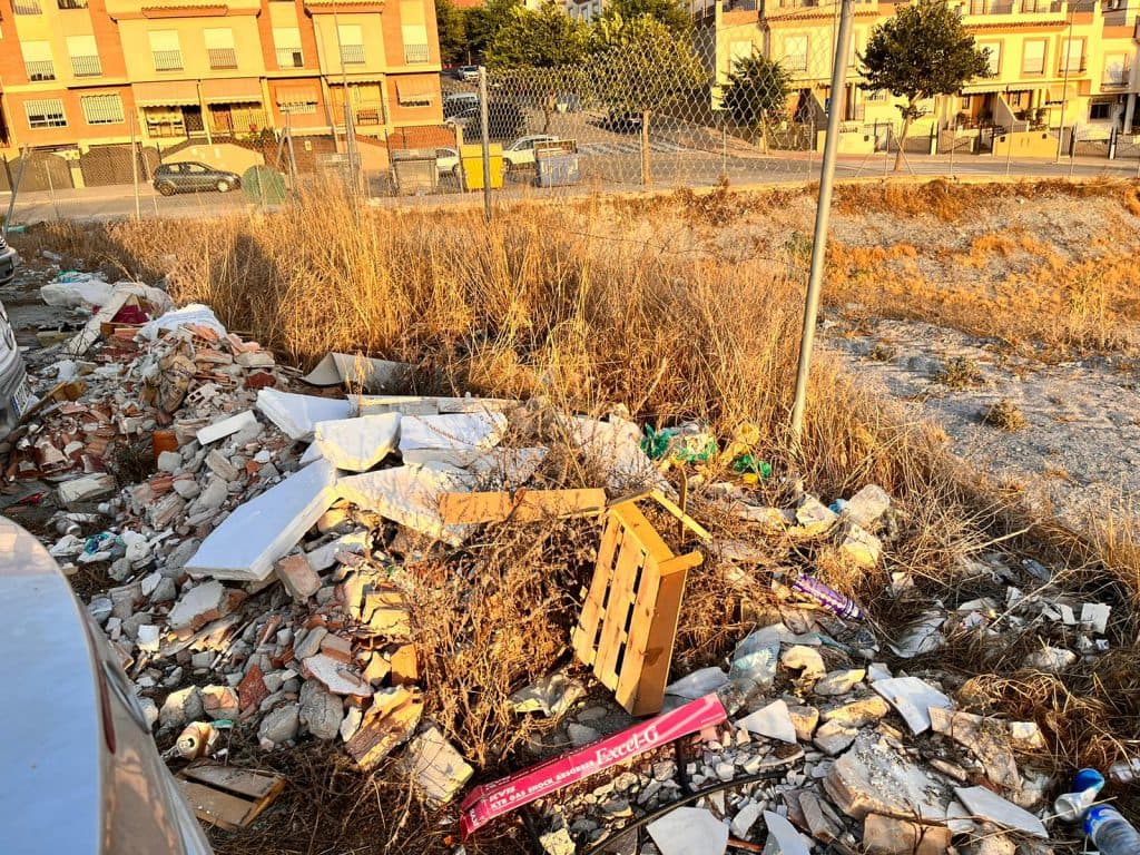 El PSOE advierte de la falta de limpieza y de mantenimiento en el barrio del Cerrillo