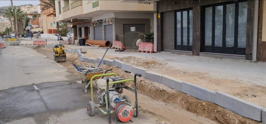 Mancomunidad ejecuta obras de renovación de redes en el Paseo de las Flores y calle Guadix de Almuñécar