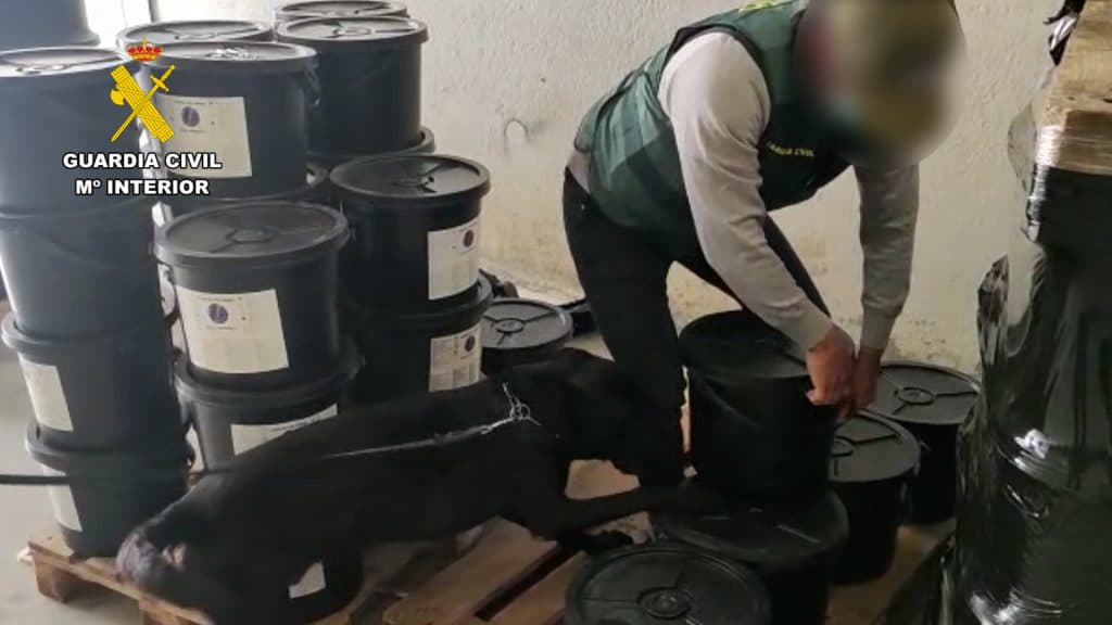La Guardia Civil descubre en Granada un cargamento de marihuana escondido en bidones de asfalto líquido