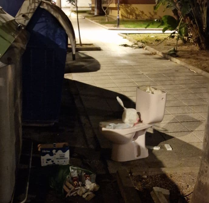 El PSOE denuncia la acumulación de suciedad en el barrio de La Fabriquilla