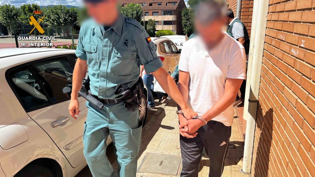 Detenido un francotirador que disparaba desde su domicilio a viviendas y centros escolares
