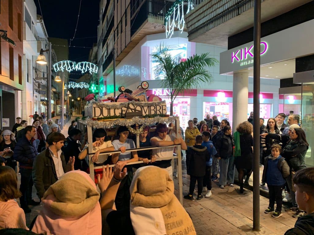 La Hermandad de la Vera Cruz de Motril despliega su sentir en el ‘Ensayo solidario’, recaudando un centenar de juguetes y alimentos en beneficio de las familias más desfavorecidas