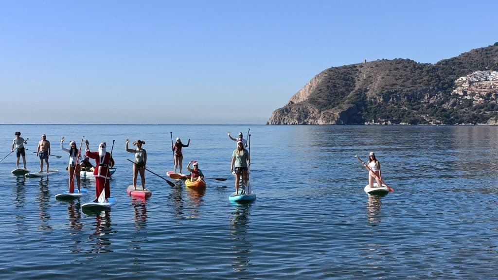 Papá Noel llegó a La Herradura en paddle surf