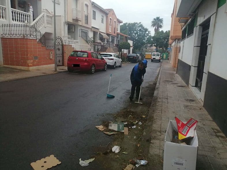 El PSOE denuncia que vecinos y comerciantes tienen que barrer sus aceras en calles como La Mancha, en el entorno del barrio de La Fabriquilla