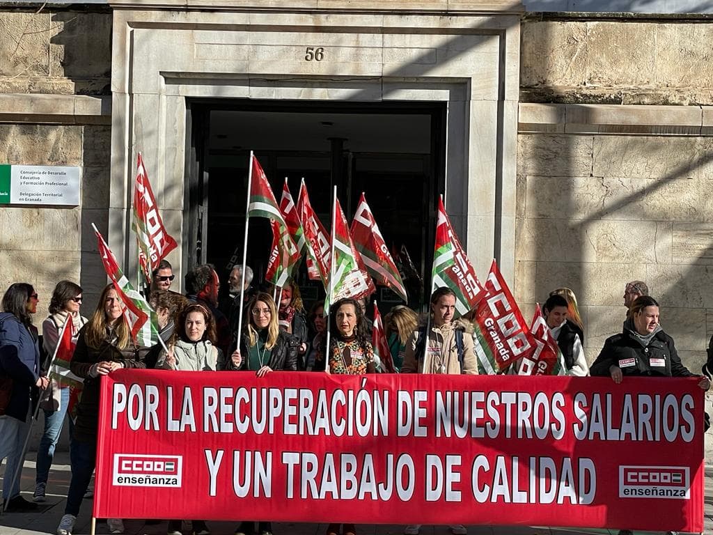 Monitoras de aula matinal se concentran para reclamar sus salarios y condiciones laborales