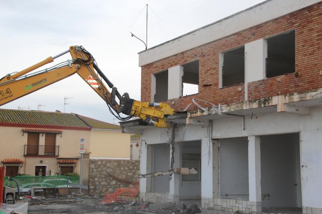 El Puerto demuele el antiguo edificio de la estiba cuyo solar se incorpora al paseo marítimo de Varadero