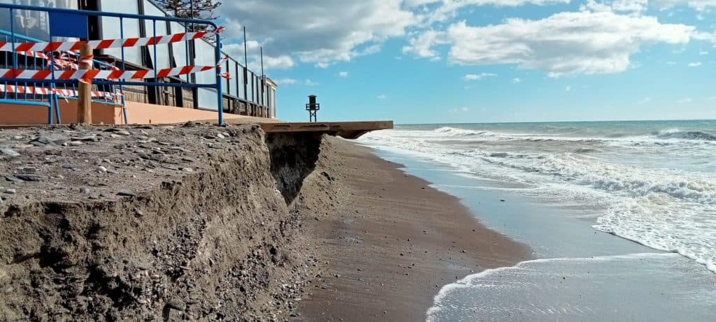 La alcaldesa de Motril estudia ejercer acciones legales contra el Gobierno central por «el lamentable estado de las playas»