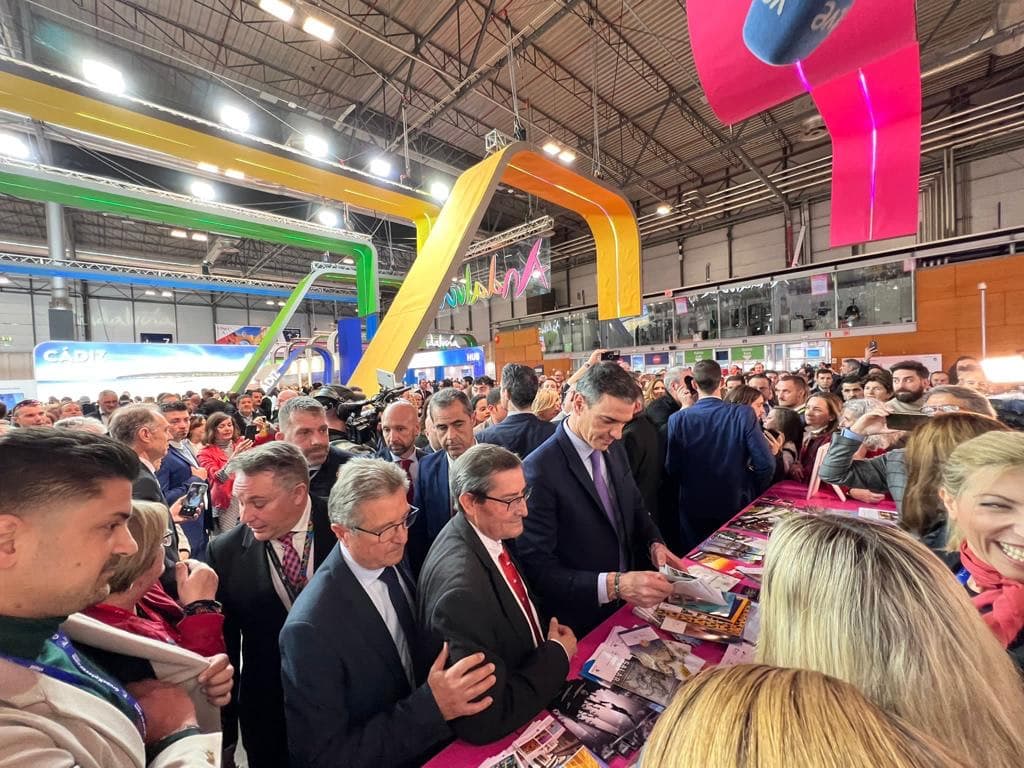 Pedro Sánchez visita el stand de Granada en Fitur 2023
