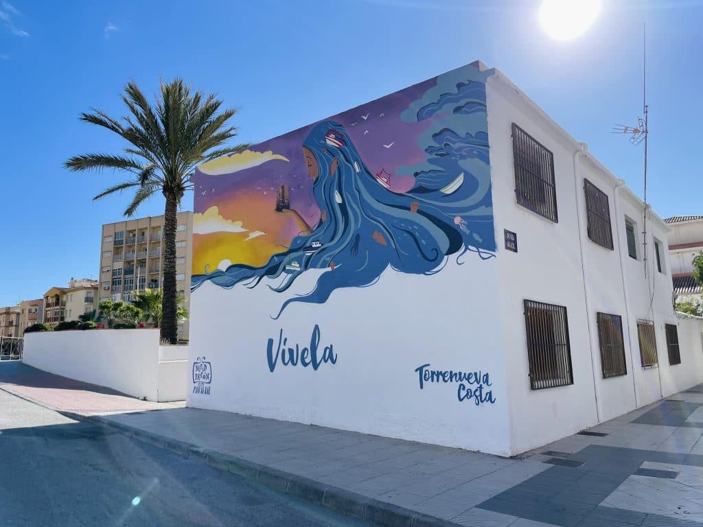 Torrenueva Costa estrena la primera obra de arte urbano con un fantástico mural junto a la Torre Vigía