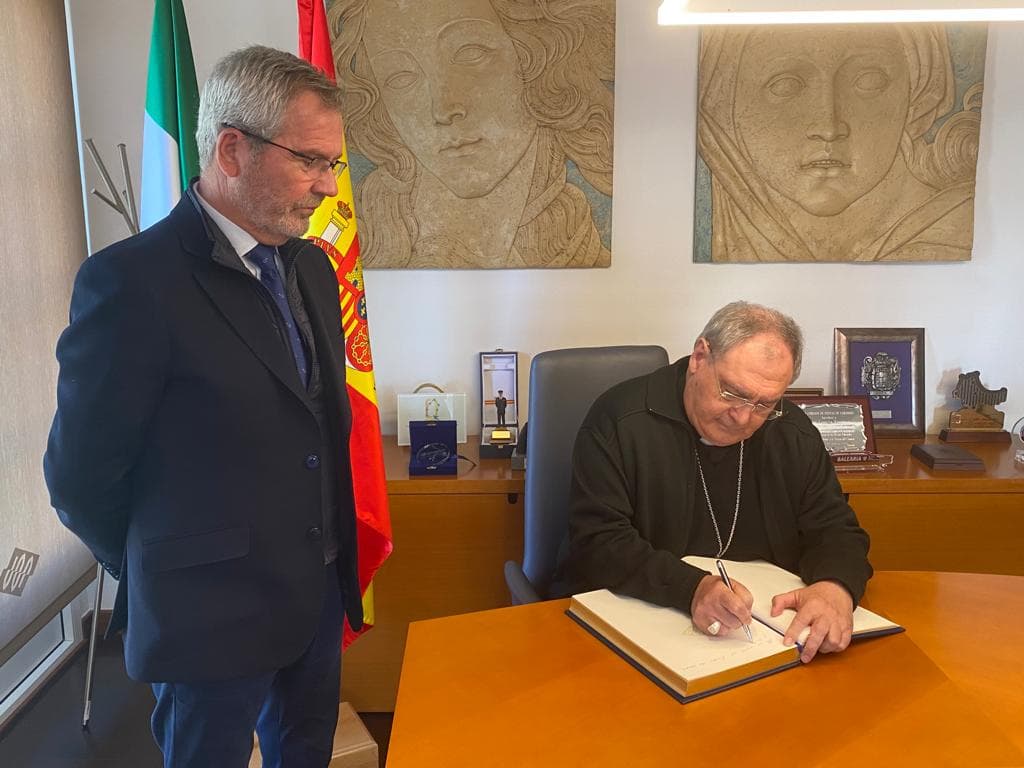 El nuevo arzobispo coadjutor de Granada visita el Puerto de Motril para «estrechar los lazos de colaboración en materia turística»