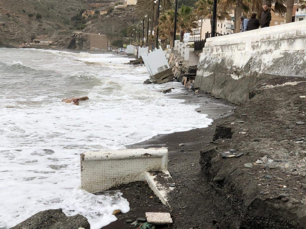 El temporal de levante en la Costa Tropical pasa de aviso naranja a amarillo por fenómenos costeros