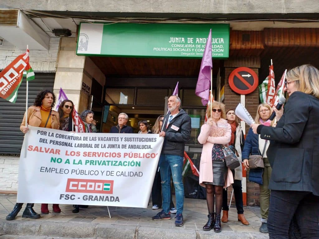 Nueva protesta por la falta de personal en los centros que dependen de la delegación de Igualdad en Granada