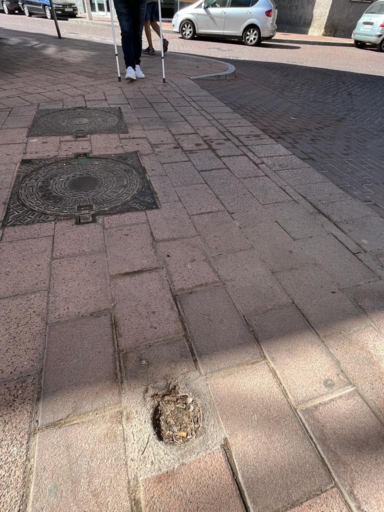 El PSOE traslada a Luisa García Chamorro una petición vecinal para «que arregle un tramo del acerado de la calle Amura de Estribor, en Varadero, donde hay un agujero»
