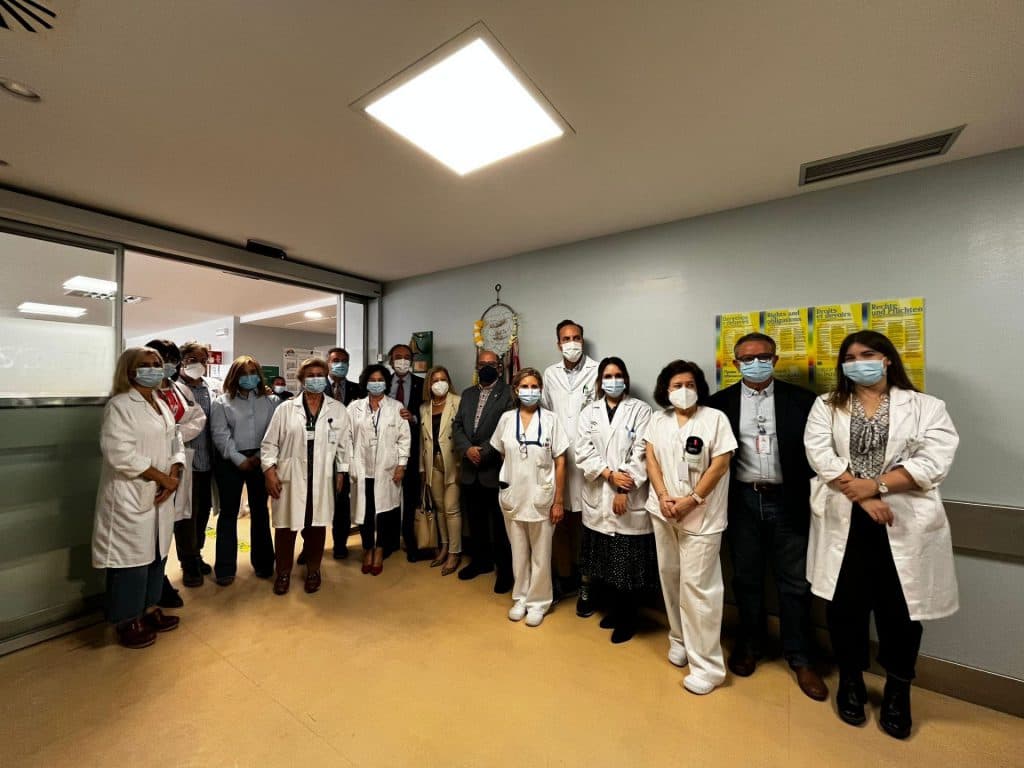 El Hospital de Motril instala la ‘Campana de los Sueños’ para celebrar los avances de los pacientes oncológicos en su tratamiento
