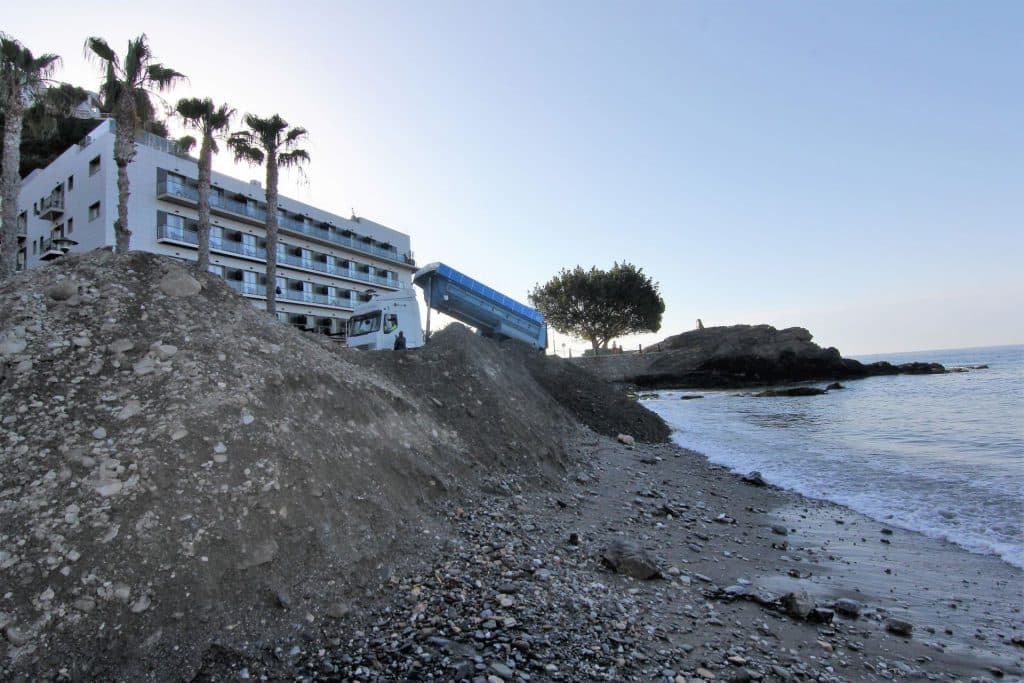 El Gobierno de España vierte arena en playa Cotobro y el Ayuntamiento sexitano se queja