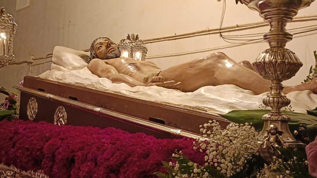 La Herradura vivió un Viernes Santo muy emotivo con el Sepulcro y la Virgen de los Dolores