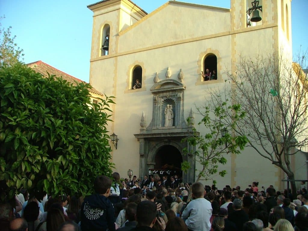 EL FARO, CON MOTRIL Y SU SEMANA SANTA: SALUD Y CONSUELO DESPLIEGAN DEVOCION A SU PASO POR LAS CALLES DE MOTRIL