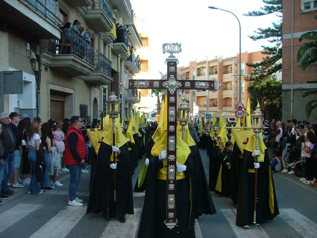 EL FARO, CON MOTRIL Y SU SEMANA SANTA: SOLEDAD Y YACENTE ENGRANDECEN SU PASO POR LAS CALLES DE LA CIUDAD