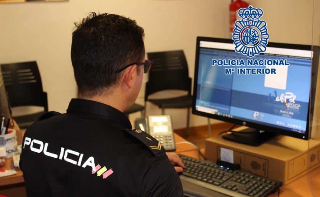Agentes de la Policía Nacional han detenido al presunto autor del hurto de varias piezas metálicas con valor histórico y patrimonial valoradas en más de 30.000 euros