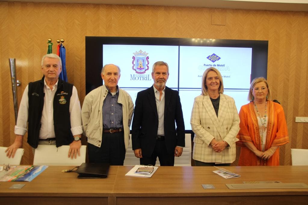 Una caravana de vehículos históricos llega al Puerto de Motril este sábado para iniciar su ascenso a Sierra Nevada