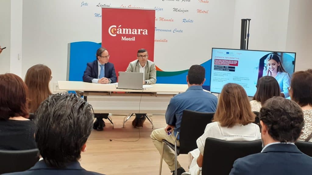 Junta informa en la Cámara de Comercio de Motril de las medidas que respaldan el fomento del trabajo autónomo y de las cooperativas