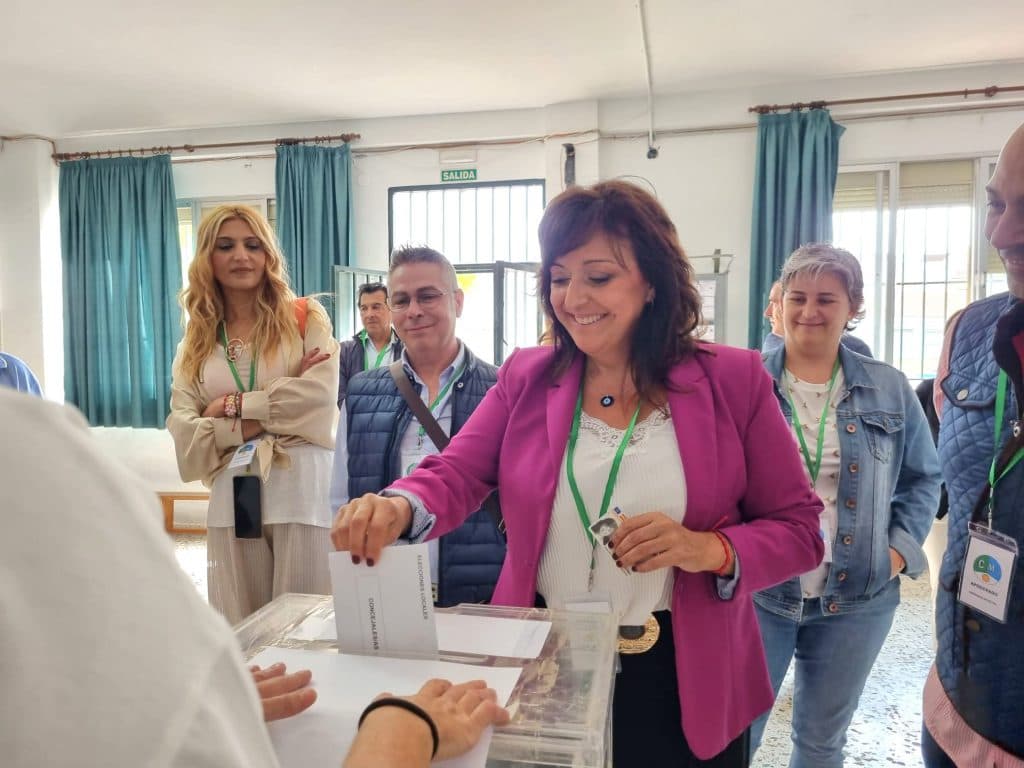 Ángeles López Cano vota animando a participar para que «gane Motril»