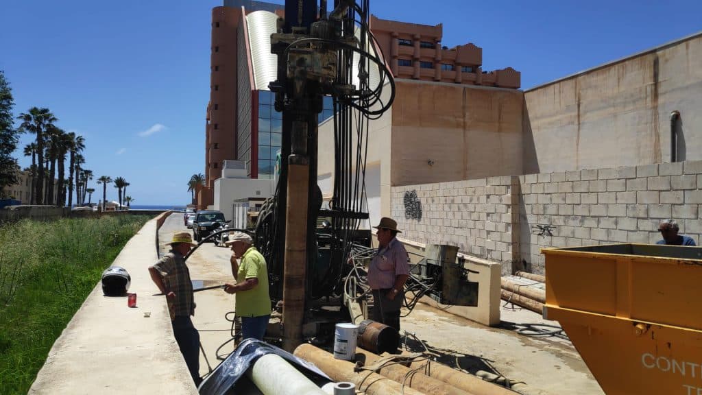 Regantes de La Sandovala paralizan la perforación de un pozo junto al edificio del Mercadona en Almuñécar