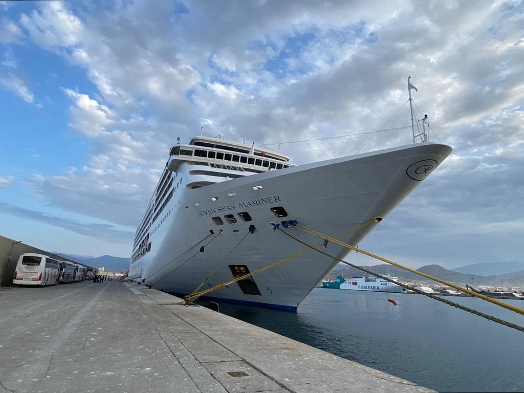 El crucero de lujo Seven Seas Mariner hace escala en el Puerto de Motril con un millar de ocupantes a bordo