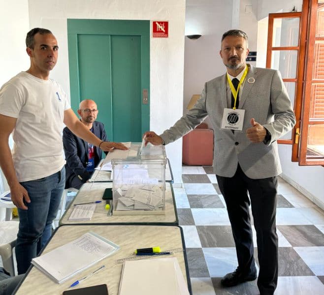Manuel Ruiz vota pidiendo que «los motrileños acudan a las urnas»