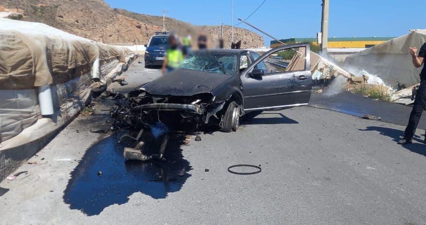 Aparatoso accidente de tráfico en el camino que une Calahonda y Carchuna