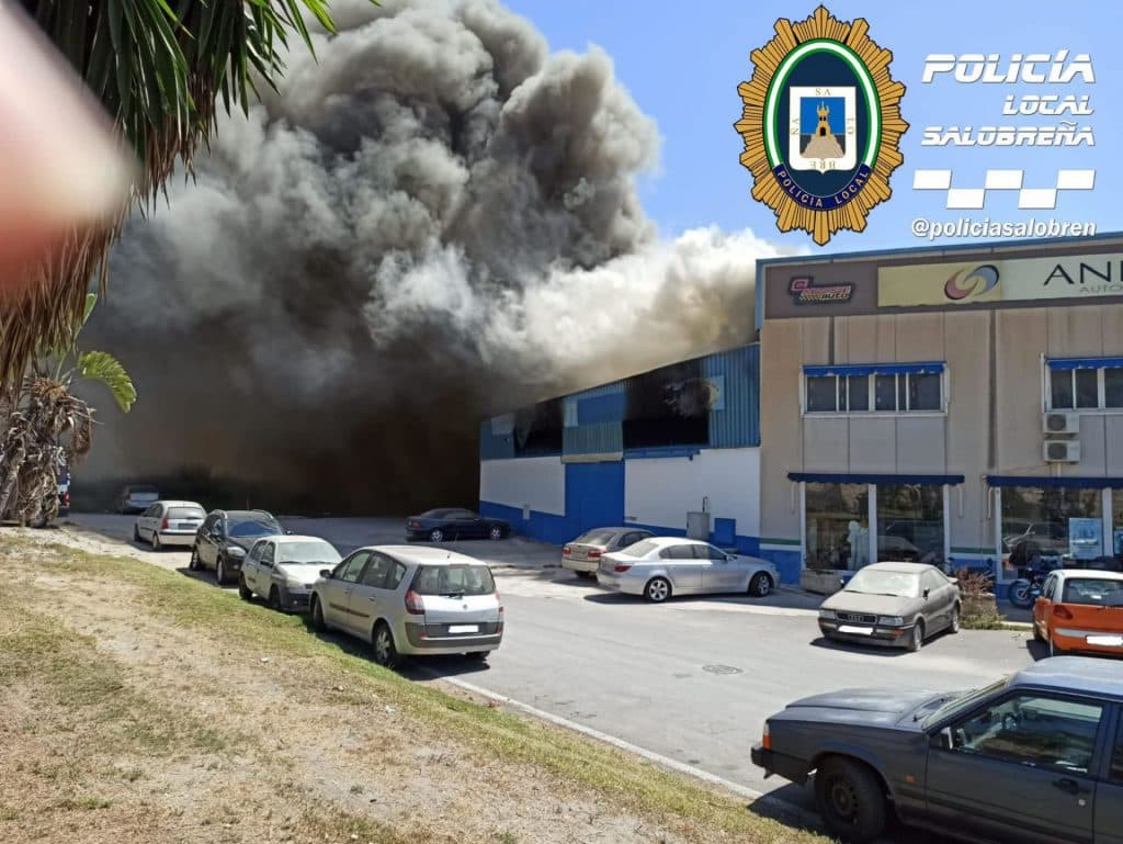 Se investigan las causas del incendio de una nave industrial en Salobreña