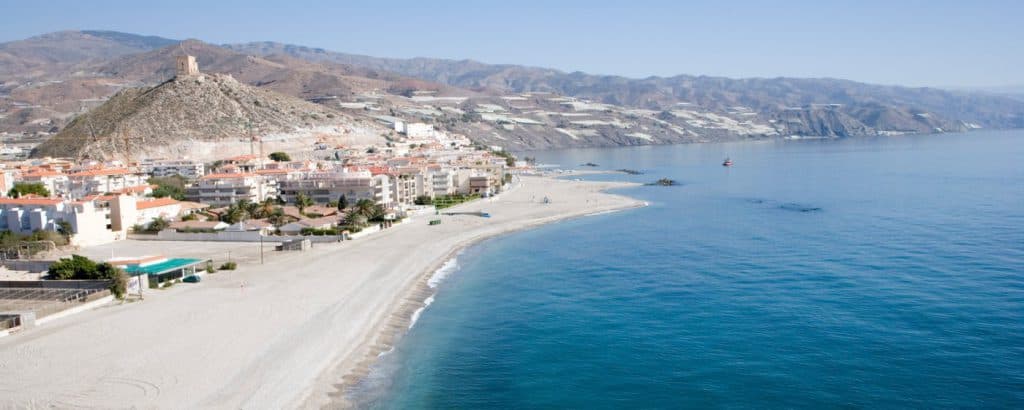 Jornada contra la ‘basuraleza’ en la playa de Castell de Ferro