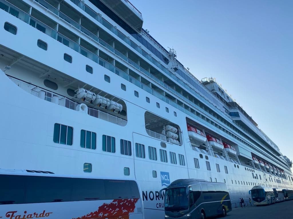 El crucero Norwegian Gem hace su segunda escala en el Puerto de Motril en un mes
