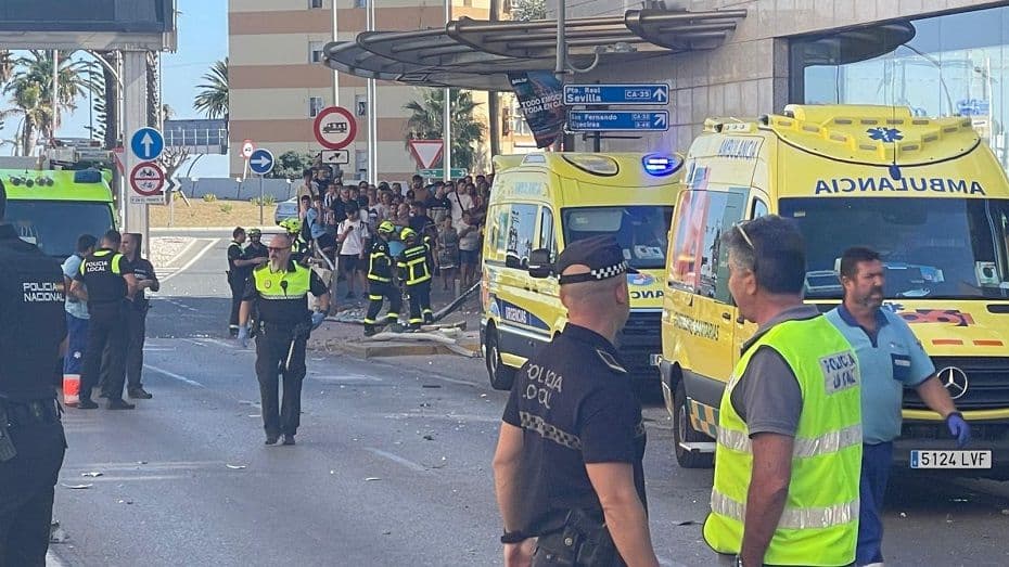 Tres fallecidos y un herido tras atropellar un autobús a varias personas en Cádiz