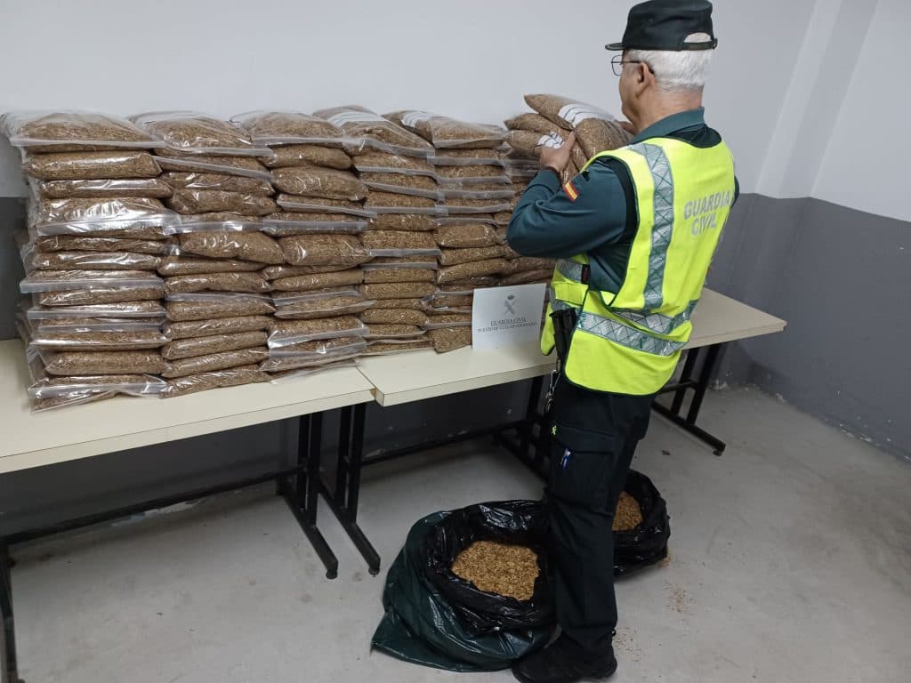 La Guardia Civil se incauta de ciento cuarenta y tres kilos de tabaco de contrabando en la A-92N