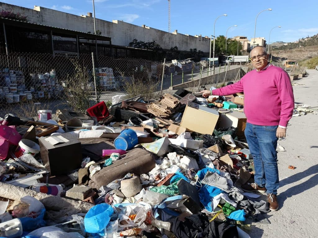 AxSí denuncia que el Punto Limpio de Motril está rodeado por un vertedero ilegal