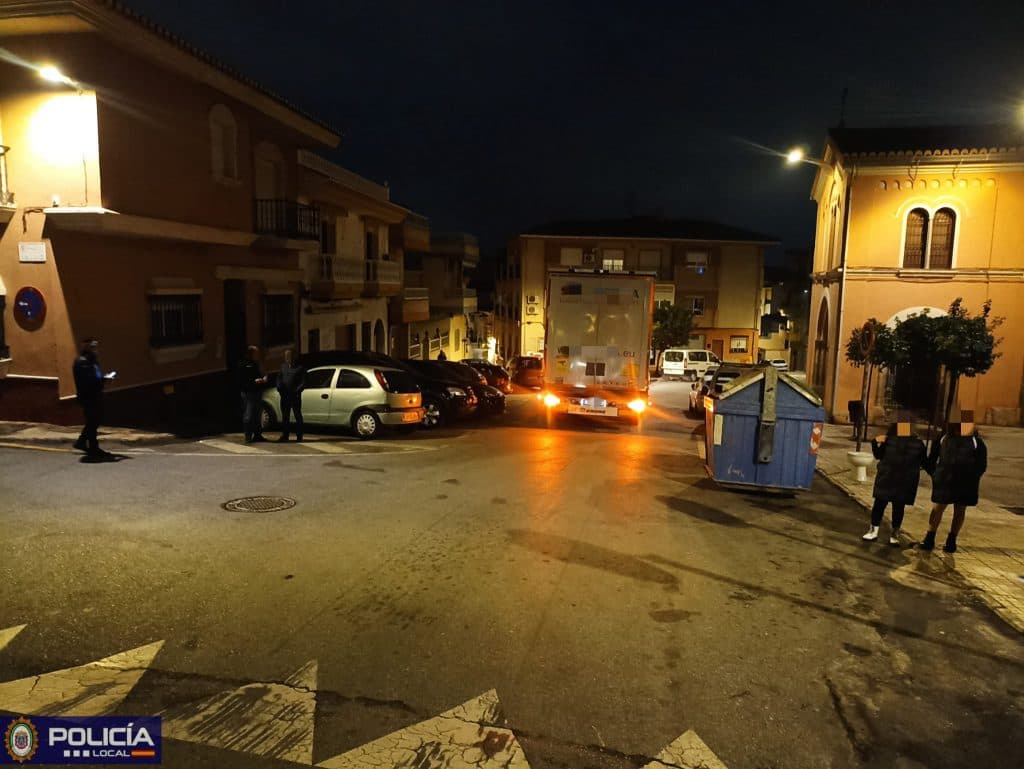 Un enorme camión atascado en el centro de Motril por hacer caso al GPS