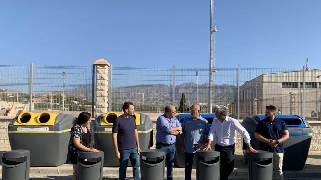 Salobreña implanta un nuevo servicio de recogida puerta a puerta del cartón comercial
