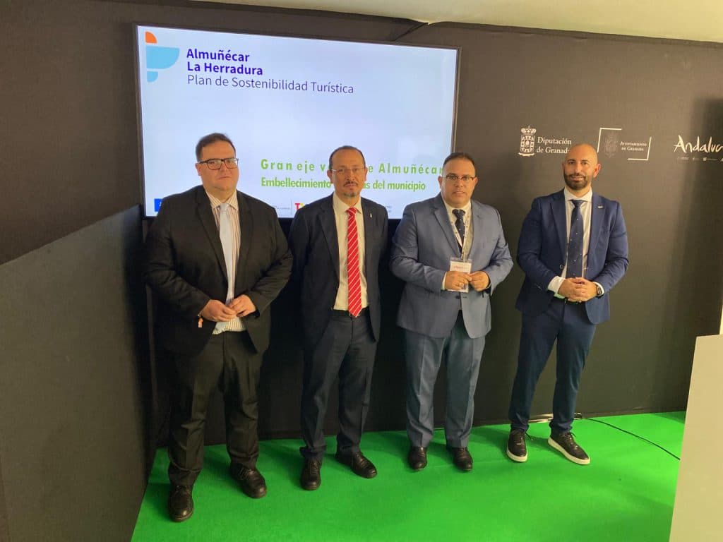Almuñécar presenta en Fitur la remodelación de las rotondas de acceso con motivos tropicales
