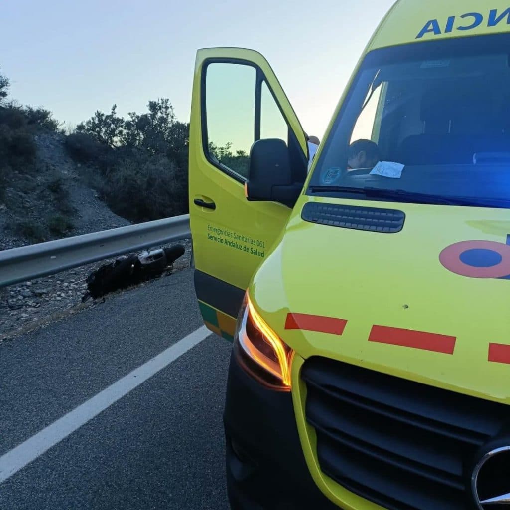 Fallece un motorista en Motril tras salirse de la vía e impactar con el quitamiedos