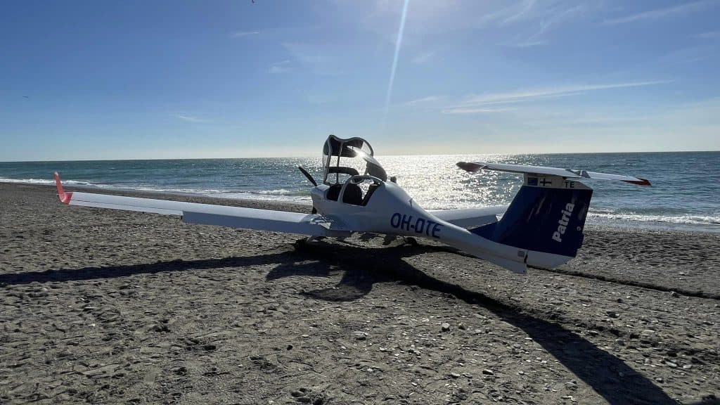 Aterriza de emergencia una avioneta en la playa de Salobreña