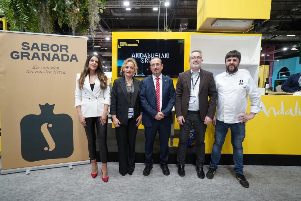 El chef Chechu González promociona la marca Sabor Granada en un showcooking en Fitur