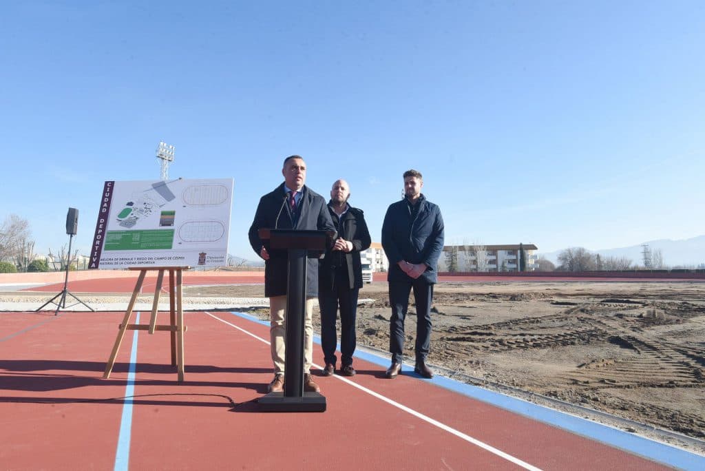 La Ciudad Deportiva de Diputación inicia su remodelación con la sustitución del césped natural del campo de fútbol-rugby