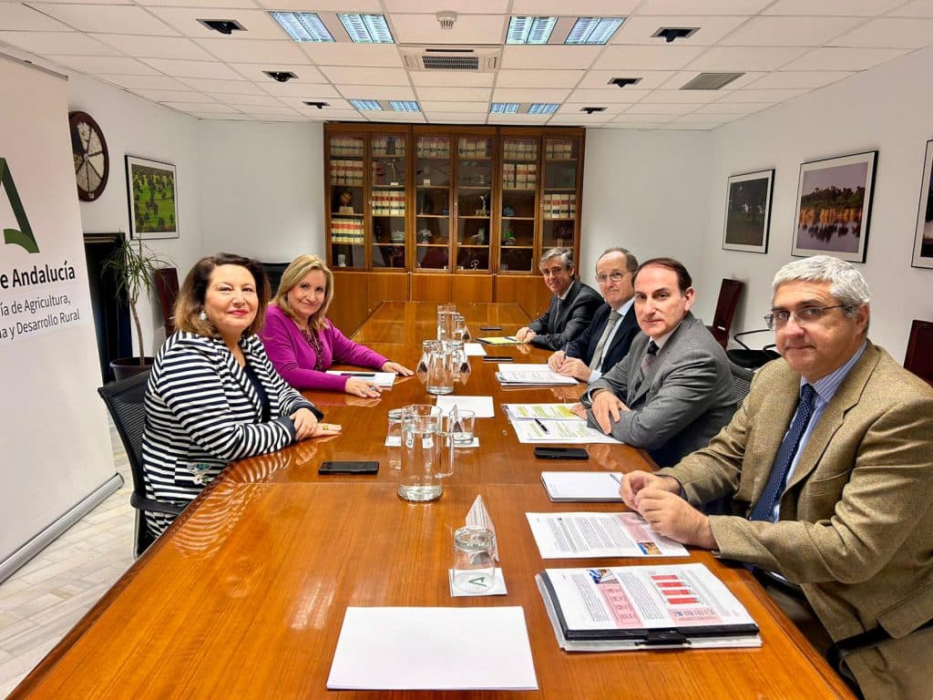 Junta y CEA acuerdan la constitución de un grupo de trabajo empresarial para el agua