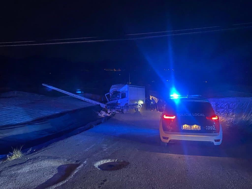 Un camión se empotra contra un poste de tendido eléctrico en Carchuna (N-340)