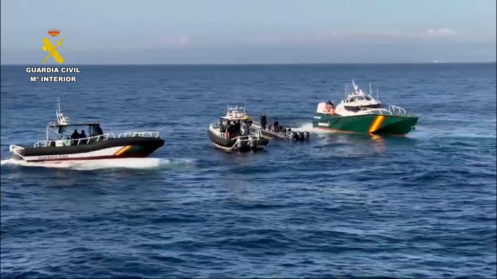 La Guardia Civil interviene en Granada y Almería 3 embarcaciones relacionadas con actividades ilícitas