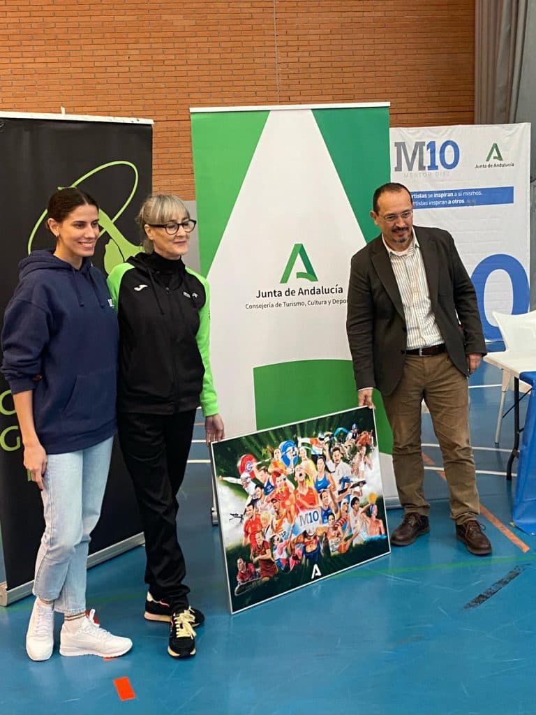 La subcampeona olímpica Lourdes Mohedano difunde los valores del deporte en el Club de Gimnasia Rítmica de Granada
