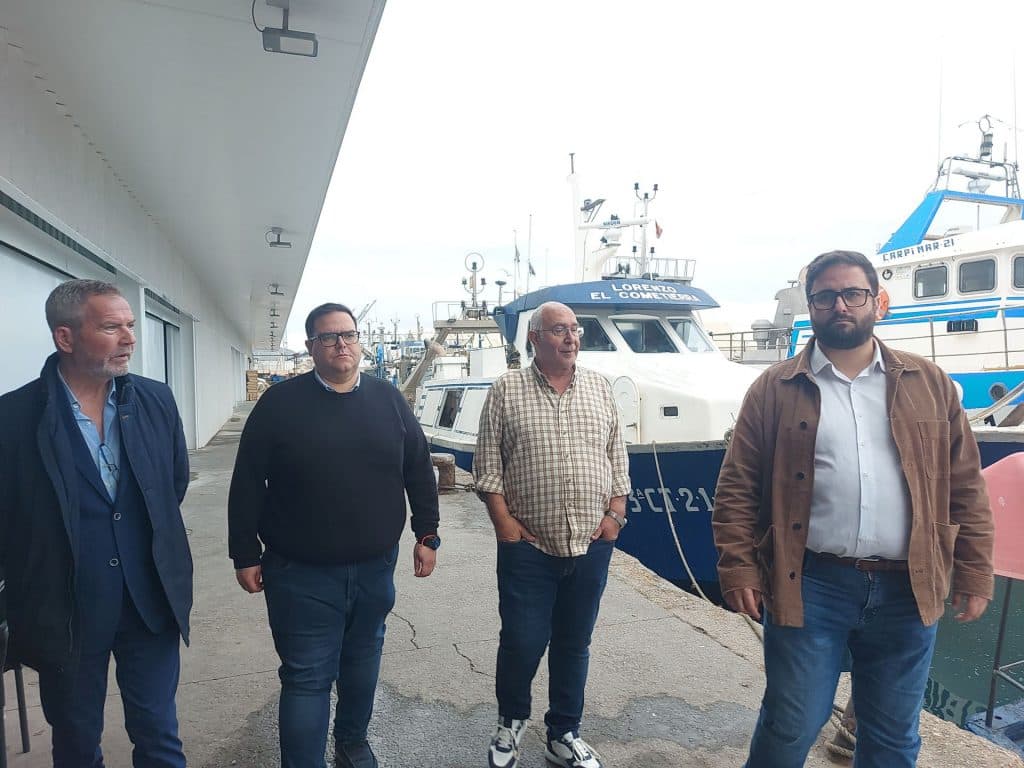 Rafael Caballero se interesa por los problemas de los pescadores de la Costa Tropical
