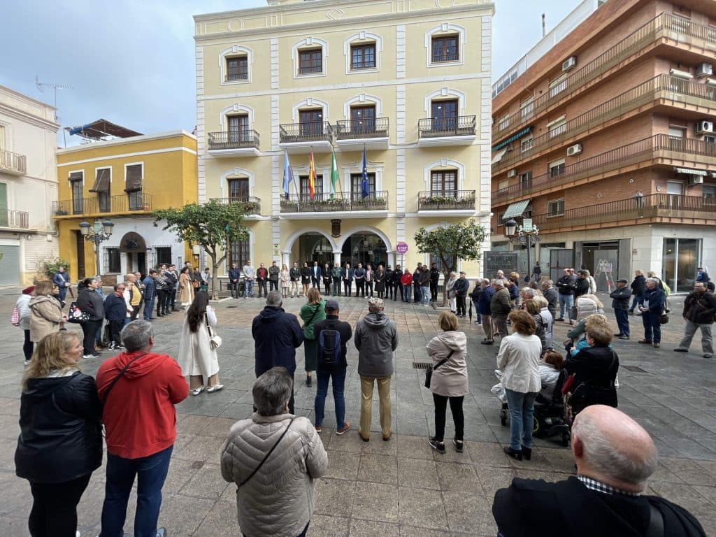 Almuñécar guarda un minuto de silencio en memoria de los guardias civiles asesinados en Barbate
