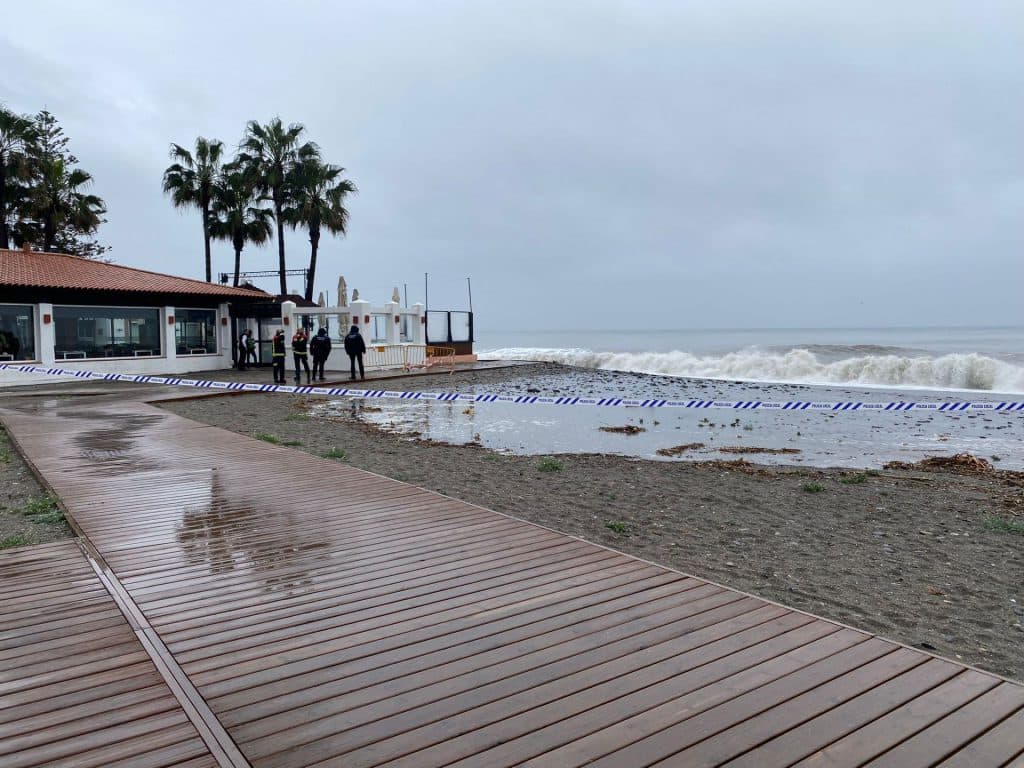 Así ha quedado la zona de Playa Granada tras el fuerte temporal de poniente